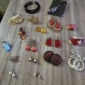 Bundle of 18 pairs of earrings